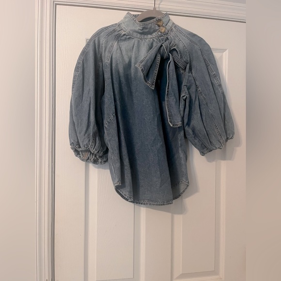 A Loves A
Denim 3/4 Puffed Sleeve Pleated Shoulder Tie Neck Denim Top|EUC|Size M - Picture 3 of 4